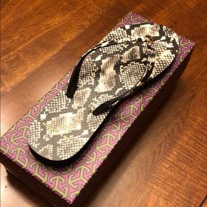 New Tory Burch size 9 printed thin flip flops!